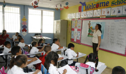 Villanueva implementa el inglés en escuelas públicas