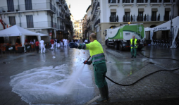 La limpieza, una tarea titánica en San Fermín