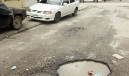 Se vuelven a llenar de baches calles de colonia Santa Clara