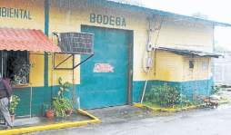 Con camiones y rastras saquean bodegas de Dima en San Pedro Sula