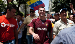 Seguidores acompañan a Capriles en postulación