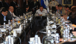 Ministros le dan ganas de llorar al Presidente