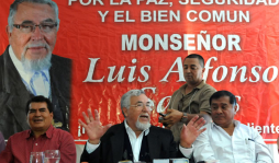 Sin permiso del Papa, Luis Santos oficializa aspiración presidencial