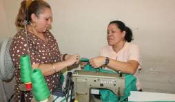 Silvia Martínez, modista de enfermos con 15 años de costurar