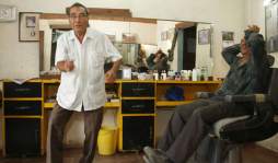 Don Julio Lazo, el barbero que quita el pelo y también el estrés