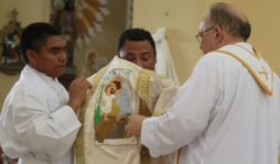 Iglesia Católica ordena a dos nuevos diáconos