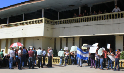 Protestas porque les invaden tierras