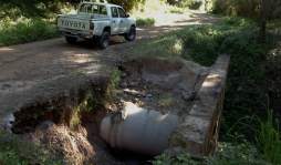 Destruida calle al Cangrejal