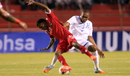 Panamá castiga a Honduras en su debut