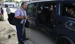 Con un maletín, medicinas y su bastón, Mario enfrenta la vida