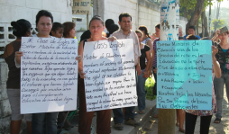 Padres a ministro: 'No nos quiten los maestros”