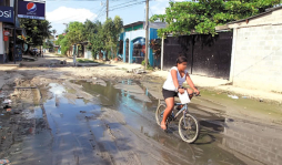 En medio de insalubridad viven en la Santa Martha