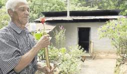 Aún sordo y ciego, don Domingo Guzmán, no deja de salir a sembrar