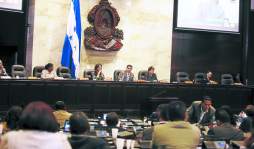 Destitución de Rubí es rumor en el Congreso