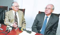 Aplazan en polígrafo a 16 empleados de la DEI