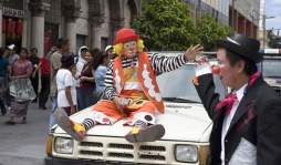 Payasos afinan el arte de hacer reír en convención anual