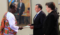 Embajador de Ghana presenta cartas credenciales