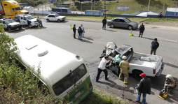 Se incendia carro al chocar con un bus: un muerto