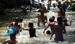 Honduras: veraneantes disfrutan de la belleza natural de las playas