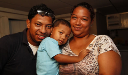 Hondureño perdió ambas manos, pero no el talento de pintor