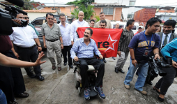 Manuel Zelaya regresa en silla de ruedas a Honduras