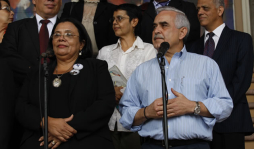 Gobierno traspasa el manejo del Hospital Escuela a la Unah