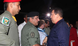 Raúl Castro recibe a Chávez en Cuba