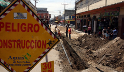 Cierran calles por cambio de tuberías