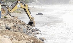 Isleños se preparan por las fuertes lluvias y vientos del huracán Rina