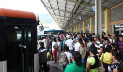 Larga espera de viajeros en la terminal