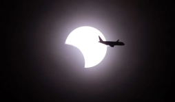 Eclipse anular de sol impresiona en Tokio