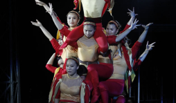 Bajo la carpa azul encienden la magia en el circo Chino de Beijing