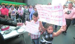 Con las ollas vacías exigen que les paguen