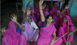 Mujeres se arman en Nueva Delhi