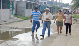 En la Santa Martha viven sitiados por aguas negras
