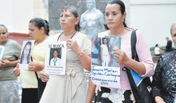 Caravana de madres parte hacia México