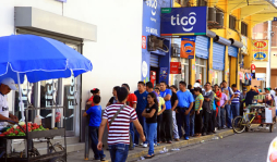 Sampedranos acuden a bancos por feriado