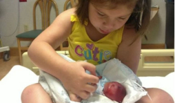 Fotos de bebé prematuro impactan en las redes sociales