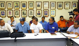 Estudiantes protestan por sueldos atrasados a maestros