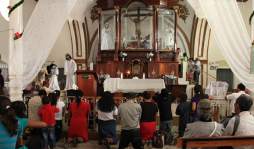 Feligreses veneran al Cristo Negro