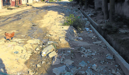 Llenas de zanjos calles en El Carmen