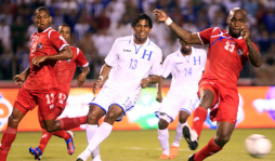 Panamá castiga a Honduras en su debut