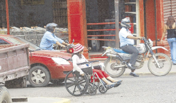 La indiferencia, el otro lastre de vivir en silla de ruedas en Honduras