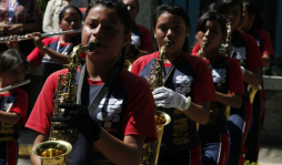 Colegios públicos no se han inscrito en desfiles