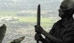 Aún sordo y ciego, don Domingo Guzmán, no deja de salir a sembrar