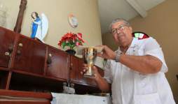 Don Raúl Acosta: 'Enterré a 125 muertos por el sida”