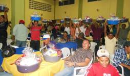 Rotarios agasajan a los barrenderos