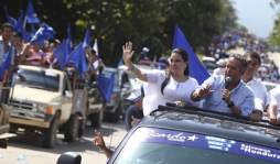 Caravana recibe a Ricardo Álvarez