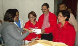 Mauricio Villeda entrega donativos y obras en cierre de campaña