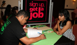 Más de 2,000 personas buscan empleo en feria